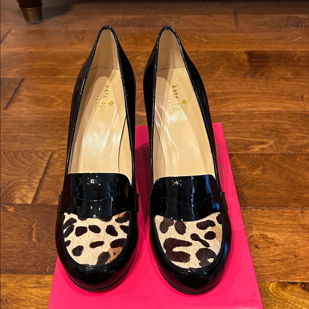 Kate Spade - Black Patent Leather and Animal
Print Loafer Style Pump. Size 9